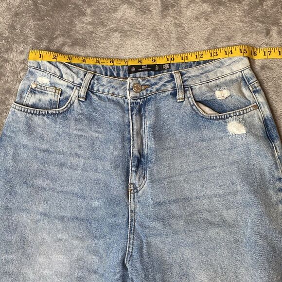 Misguided Riot Hight Rise Ripped Distressed Busted Knee Light Wash Mom Jeans - Picture 9 of 9